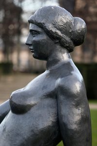 Jardin des tuileries, Aristide Maillol, Jeune fille allongee, bronze 1921 , DŽtail, Paris, France (photo) 作： Aristide Maillol