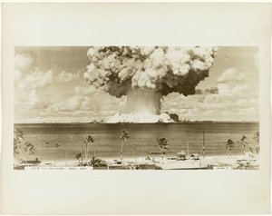 クロスロード作戦時の原爆実験 南太平洋のビキニ環礁でのクロスロード作戦中の「ベイカーテスト」と呼ばれる核実験 ビキニ環礁（オブジェクトのタイトル） 作： Army Navy Task Force One