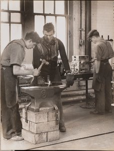 [2人の男が金床の上で金属を叩く] 作： Arnold Eagle