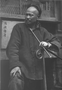 The Shoe maker、チャイナタウン、サンフランシスコ 作： Arnold Genthe