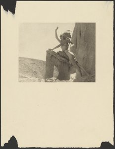 [砂漠でインディアンの衣装に身を包んだ女性]。 作： Arthur F. Kales