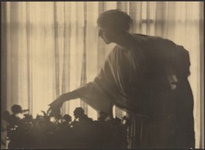 [アパートの中で花の手入れをする女性】。］ 作： Arthur F. Kales