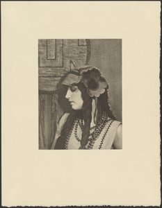 [大きな花を髪につけたボヘミアン衣装の女性]。 作： Arthur F. Kales