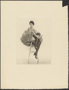 [スツールに座る缶バッチ姿の女性】。］ 作： Arthur F. Kales