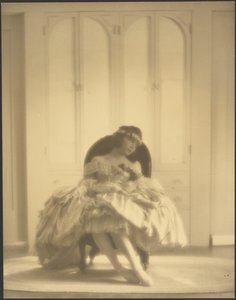 [花のヘッドバンドをした古風なコスチュームの女性]。 作： Arthur F. Kales