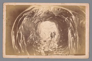 スイスのグリンデルヴァルト氷河の洞窟にいる人々 グリンデルヴァルト。 Grotte du Glacier (オブジェクトのタイトル) 作： Arthur Gabler