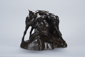 鹿の死骸を運ぶプーマ、1900年頃（ブロンズ）