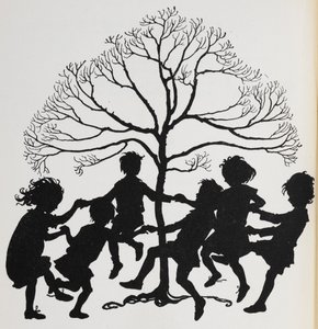木の周りで踊る子供たちのシルエット。 作： Arthur Rackham
