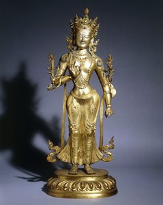 18世紀、菩薩の宝石と王冠を身につけ、トリバンガに立っているパドマパニの金銅像 作： Asian School
