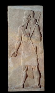 美術 メソポタミア（アッシリア）。アッシリア王サルゴン2世（紀元前721年～705年）の宮廷の武器を持った戦士。パリ、ルーヴル美術館（Musee Du Louvre 作： Assyrian