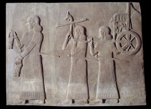 美術 メソポタミア（アッシリア）：アッシリア王サルゴン2世（紀元前721年～705年）の宮殿の中庭 召使がシチュールと王の戦車を運ぶ。パリ、ルーヴル美術館（Musee Du Louvre 作： Assyrian