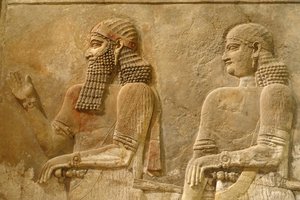 サルゴン2世と衛兵の詳細、ホルサバードのサルゴン王の宮殿のレリーフ、紀元前716年から713年頃 作： Assyrian