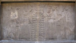 生命の樹、紀元前885-860年の前に、翼のある神話的な存在とアシュアー神のアシュルナシルパルの2人の人物による救済 作： Assyrian