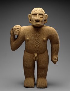 コスタリカのトロフィーヘッドと立っている戦士、後期V-初期VI、700-1000（火山石）