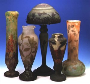 酸性エッチング、オーバーレイ、カメオの花瓶とランプ（ガラス）のセレクション 作： Auguste Daum