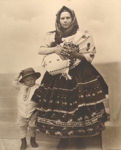 スロバキアの女性と子供、1910年頃 作： Augustus F. Sherman