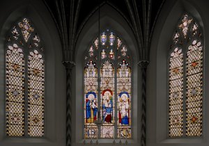 聖ヨハネバプテスト、ヴァージン＆チャイルドと聖ヨハネ福音伝道者、1841-42年（ステンドグラス）の後陣窓 作： Augustus Welby Northmore Pugin