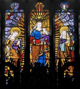後陣の中央窓、聖人と聖母子、1837年（ステンドグラス） 作： Augustus Welby Northmore Pugin