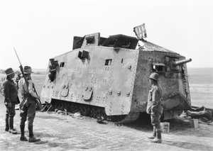 1918年7月14日、ヴィラーズブレトヌーにあるモニュメントウッドの第26大隊が捕獲したドイツの戦車。 作： Australian Photographer