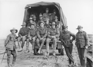 ヒンデンブルク線防衛のための戦いに従事している第5オーストラリア師団砲兵の砲台に加わるために、道路に沿って進んでいる大量のオーストラリア砲兵の増援、 作： Australian Photographer