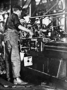 1916年頃、ニューサウスウェールズ州ニューカッスルのウォルシュアイランドミルでシェルケーシングを製造する職人 作： Australian Photographer