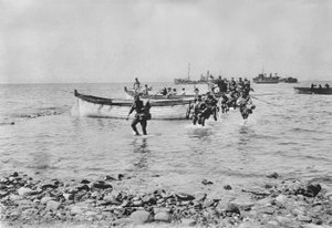 1915年4月25日、背後にある大型船から着陸船で輸送された後、1915年4月25日にガリポリのアンザックコーブに上陸するオーストラリアの兵士（