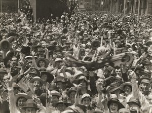 1918年11月11日、休戦調印のニュースを祝ってシドニー、マーティンプレイスの群衆