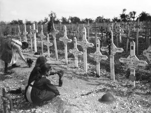1919年8月26日、フランス、ヴィレールブレトヌーの西部戦線で戦ったオーストラリア人のアデレード墓地で墓を手入れするフランスの子供たち 作： Australian Photographer