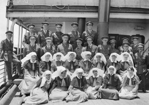 1919年9月〜1919年10月、オーストラリアへの帰還航海中のHMAT Waheheに搭乗した上級医療官とスタッフのグループの肖像 作： Australian Photographer