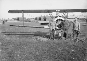 オーストラリア空挺部隊の第4飛行隊のジャックヘンリーウェインガース（左）、ロイジョージスモールウッド（中央）、およびビンセントジョージシェパード、中隊の1つソッピースキャメルの前に立って