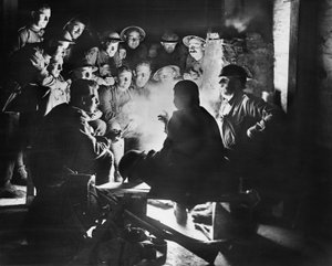 1917年10月28日、イープルでのダッグアウトビレットでの火事の周りで仲間の1人からの最新情報を聞く、第1オーストラリアライトトレンチモルタルバッテリー、第1オーストラリアディビジョンのメンバー（bw pho 作： Australian Photographer