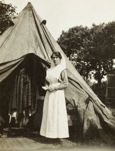 1916年、フランス、トロワアルブレスのステーンヴェルク近くにある第2オーストラリア死傷局のエイダスミス姉妹