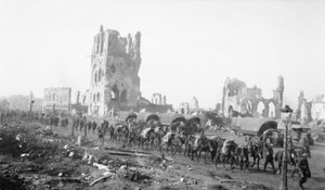 イープル、ベルギー。 1917年10月18日。歩兵と補給をするラバを詰めなさい。 1917年10月18日、砲弾が背景の建物を損傷したことに注意してください。