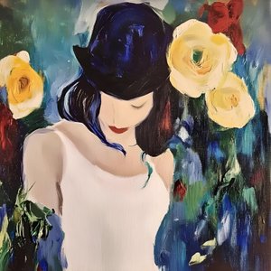 帽子とバラを持った女性