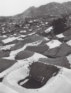 日本海城、冬の小さな韓国の町の眺め（モノクロ写真）