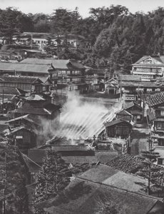 日本草津、硫黄泉（モノクロ写真）