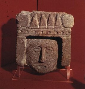 アステカの彫刻が施された頭 作： Aztec