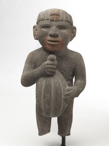 カカオポッドを運ぶ男、1440-1521（赤い色素の痕跡がある火山石）