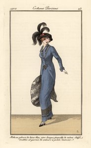 青いウール ベルベットのロング ジャケットとドレスを着た女性