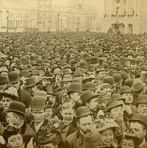 1893年に米国イリノイ州シカゴのコロンビア展示会のオープニングで群衆。