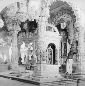 1901年、インド、ボンベイのバブルナート寺院の内部。 作： B. W. Kilburn