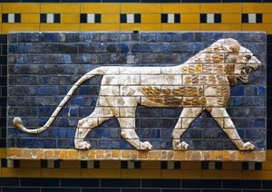 ネブカドネザル2世（紀元前604～562年）の時代に、バビロンのイシュタル門への行列道を飾っていた神話上の動物を描いた釉薬付きの煉瓦タイルのうち、ライオンの部分。バビロニア文明、前7〜6世紀。