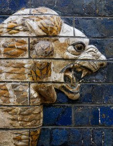 ライオンの頭部。ネブカドネザル2世（紀元前604～562年）の時代にバビロンのイシュタル門への行列道を飾っていた、神話上の動物を描いた釉薬のかかった煉瓦タイルの細部です。バビロン文明、紀元前7〜6世紀。 作： Babylonian