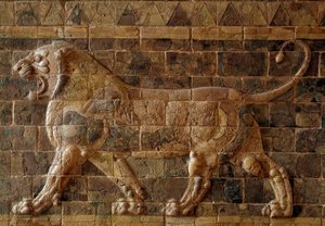 ネブカドネザル2世の支配下にあったバビロンのエリゲの行列道（紀元前605〜562年）：レンガのモザイク獅子を描いたイシュタル門の細部。イラクのバビロン。パリルーブル美術館