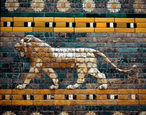 エナメルタイルのバビロンの行列の道の眺め：ライオンの歩行、バビロンの戦争と愛の女神イシュタルの聖なる動物。ネブカドネザル2世の時代にバビロン（イラク）から。紀元前580年。ベルリンのペルガモン博物館。
