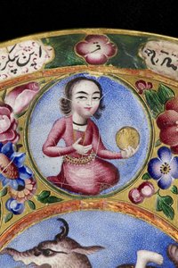 19世紀初頭、占星術の装飾が施された蓋付きのボウル、ソーサー、スプーン 作： Baqir