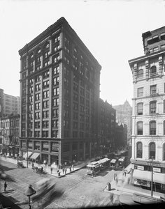 米国イリノイ州シカゴ、ウエストモンロー通り105番地、1895年頃（モノクロ写真 作： Barnes and Crosby