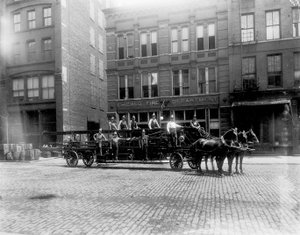 米国イリノイ州シカゴ、シカゴ消防署エンジンハウスNo.40、1905年頃（モノクロ写真 作： Barnes and Crosby