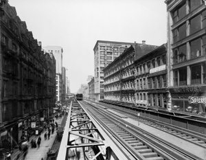 1900年頃、アメリカ・イリノイ州シカゴ、アダムス・ストリート駅付近の高架線（モノクロ写真 作： Barnes and Crosby