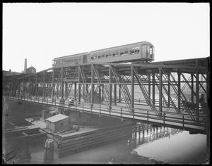 ウェルズ・ストリート・ブリッジを渡る高架鉄道（米国イリノイ州シカゴ、1905年頃）（モノクロ写真 作： Barnes and Crosby